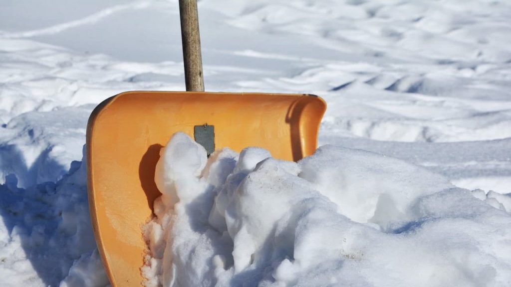 Коммунальщики Сокольников начали работы по ворошению и вывозу снега из дворов