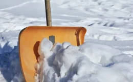 У дома на Маленковской убрали снежные сугробы 